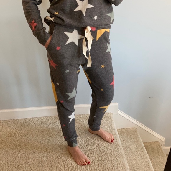Size MEDIUM Left Star Print Lounge Set - Picture 3 of 8